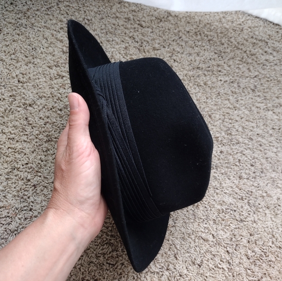 Suede Black Hat - Picture 6 of 7